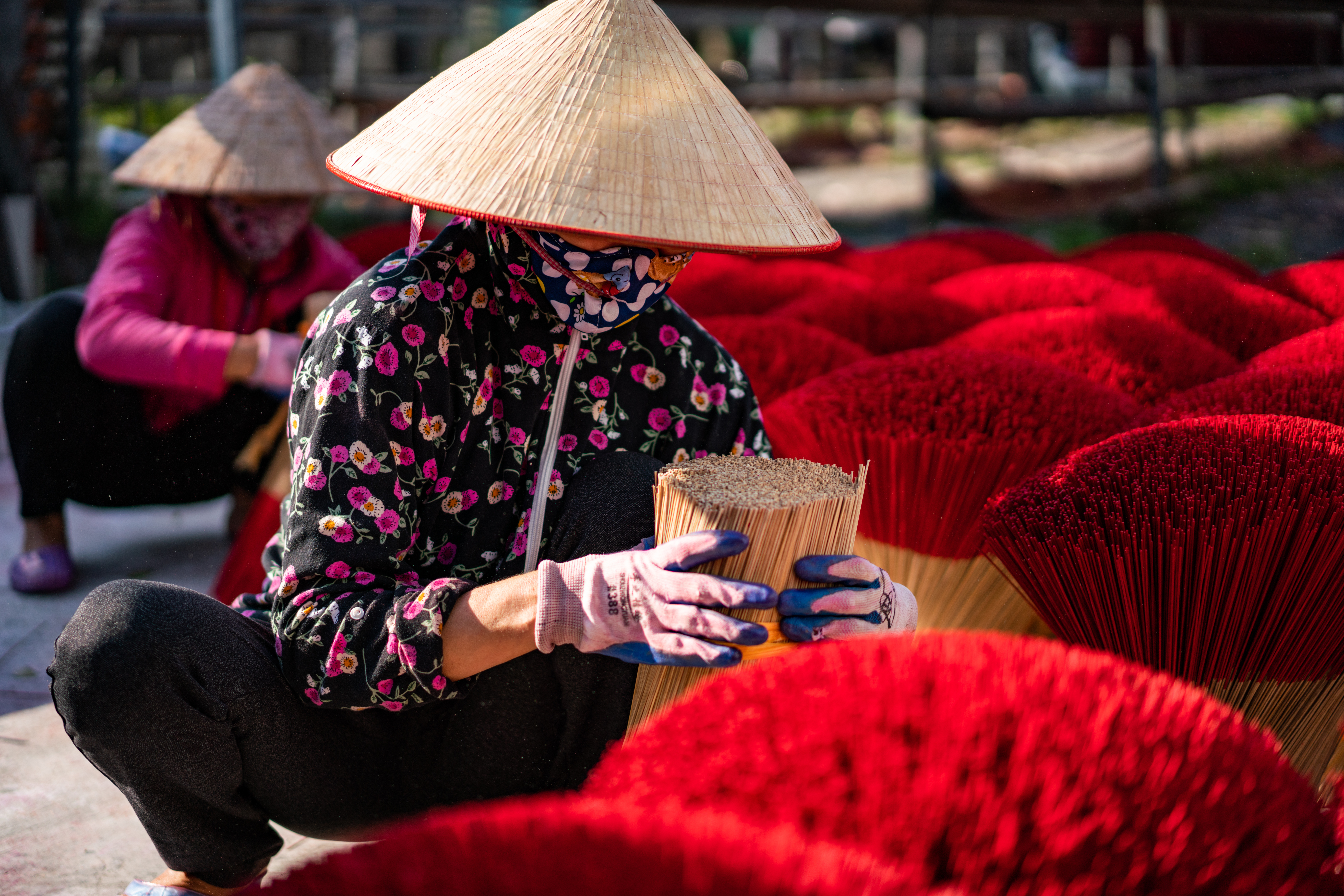 Closeup shot of an aroma stick factory near Hanoi in Vietnam картинка